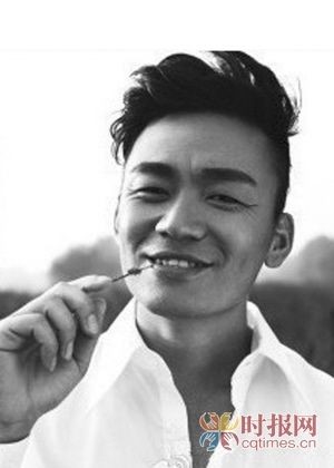 很显然，王宝强的发型改变了他的气质