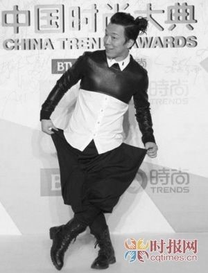 作为时尚达人的黄渤，热衷哈伦裤