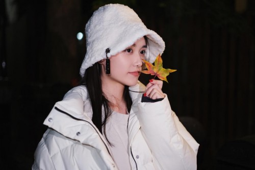 明星蒋依依都在穿，HOTSUIT后秀鹅绒面包服凭什么？