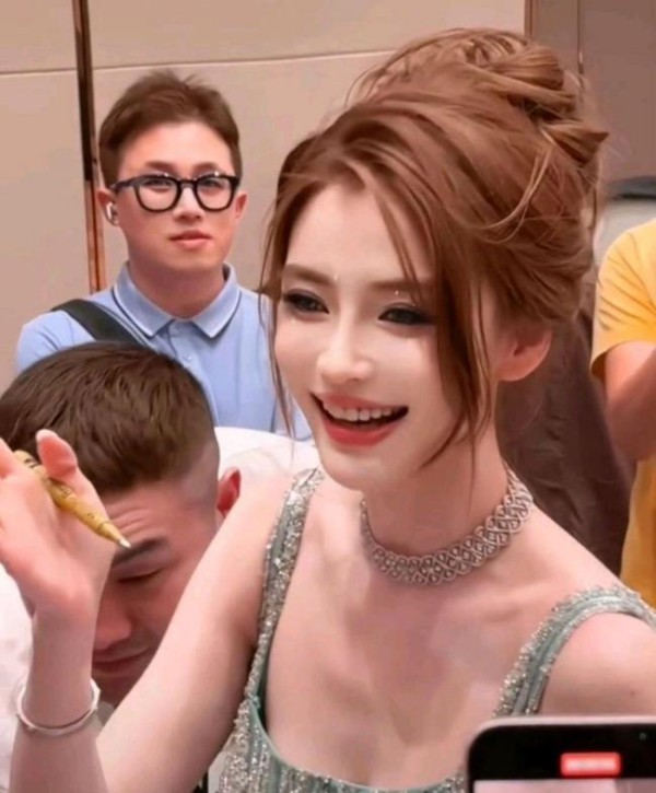 Angelababy早期混血感回归 颜值巅峰再现