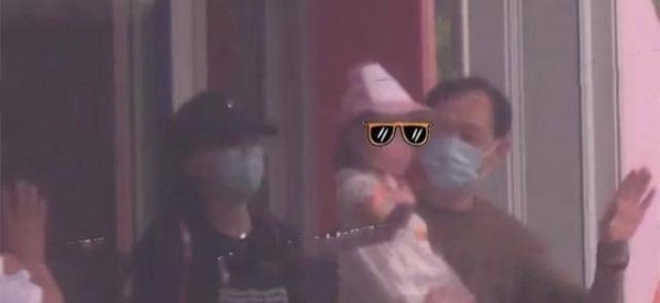 搞笑三连！唐嫣被拍接女儿放学<strong></p> <p>唐嫣</strong>，网友发问让人哭笑不得