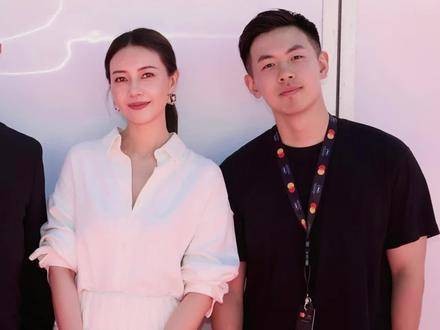 戛纳电影节中国翻译员与高原原舒淇等明星合影