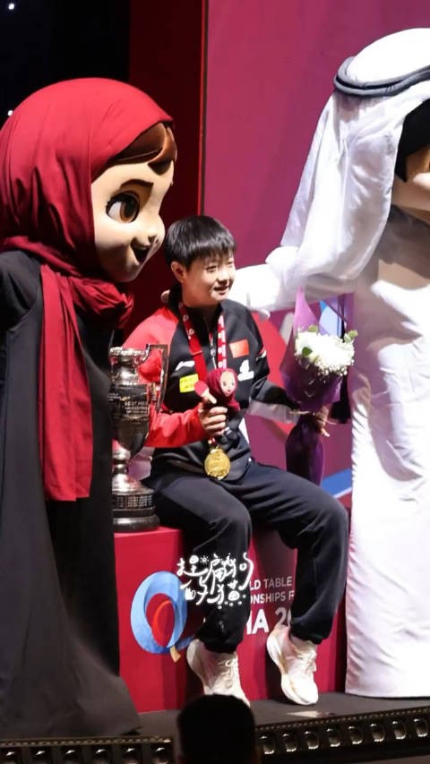 报告,这里有个小朋友比吉祥物还要萌 (cr.水印)