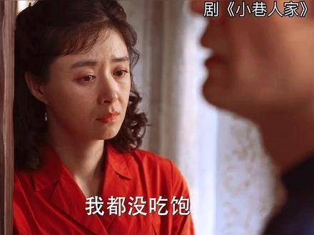 背着孩子独自享用美食却没想到被发现!结果被骂得体无完肤!