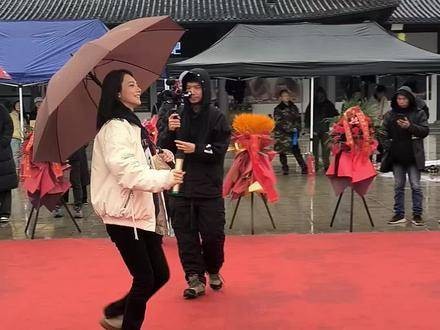 还记得《亲爱的，热爱的》里的姜佩瑶，如今终于见到本人了，真是太美了