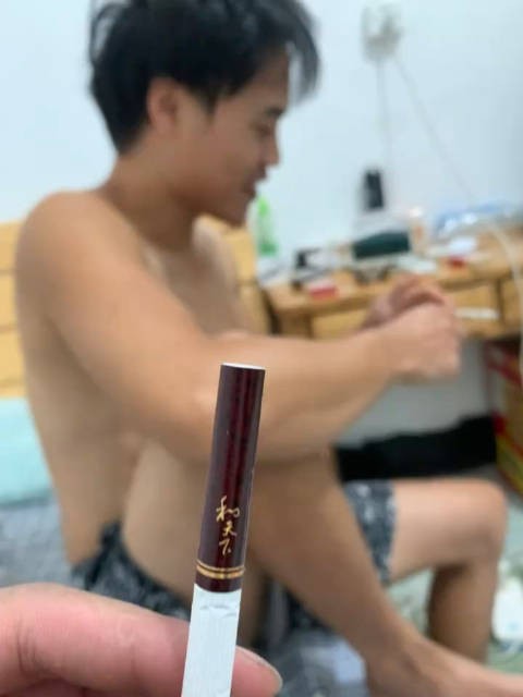 他说老板给他发了两根,留了一根回来给我,你tm要是个女人多好