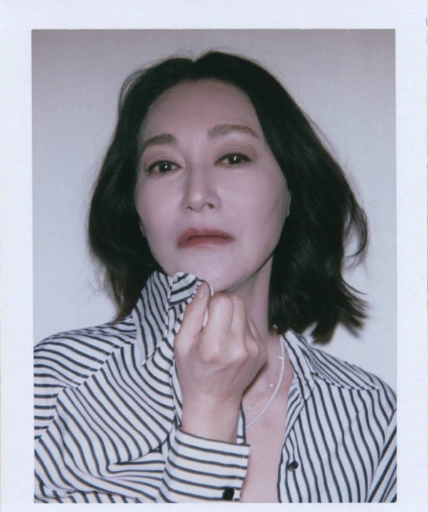 搜狐娱乐讯 5月26日，惠英红一组撕拉片美照释出，照片中她穿条纹衬衣简约松弛，短发造型干练酷飒。花式摆姿势明媚灵动。