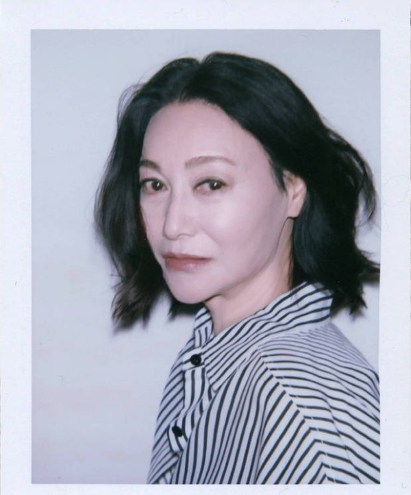 惠英红侧颜绝美，侧脸线条流畅。