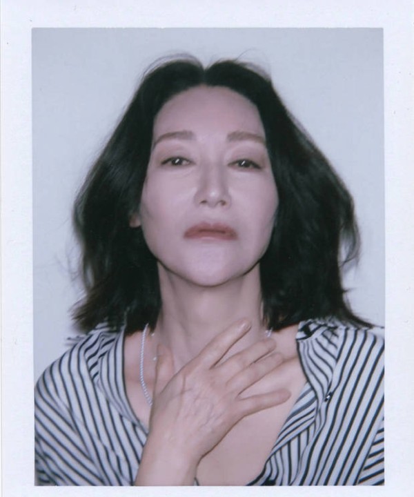 惠英红垂眸好霸气。