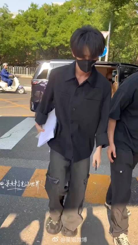 时间过得好快呀,都要毕业啦 戴帽子看起来毛好顺好乖,恭喜毕业!