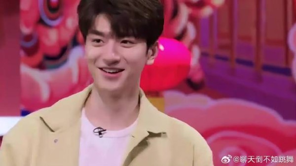 林一不愧是大长腿,轻松一抬就是2米2,看呆众人!