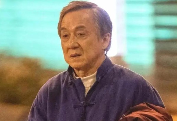 71岁成龙发际线成谜？硬核拍戏诠释不老传奇
