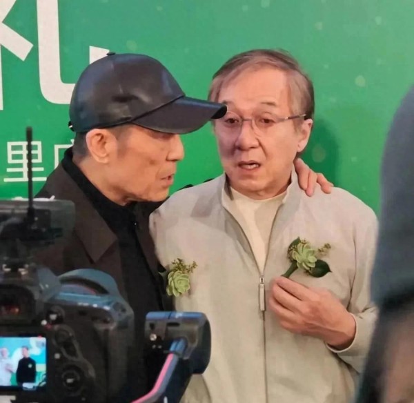 71岁的成龙现身，岁月瞬息之间，没想到他已是如此模样！