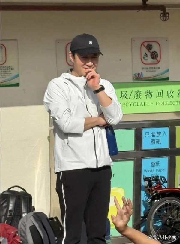 褪去星光的天王：黎明现身女儿运动会，老婆罕见陪同出镜