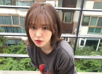 [新闻]220530 Wendy靠在栏杆上...Red Velvet代表果汁奖