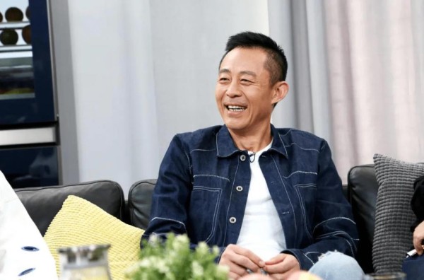 网友在平价餐馆偶遇侯勇，娇妻王瑞素颜露面，路人视角下气质抗打