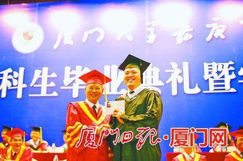 毕业舞台上的嘉式深情：院长站9小时为毕业生拨穗