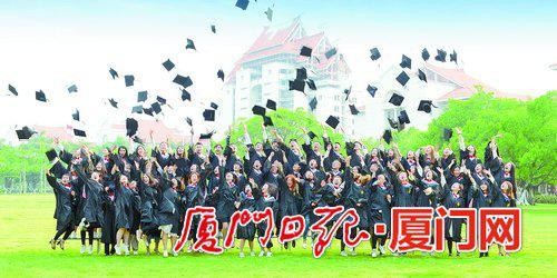 毕业舞台上的嘉式深情：院长站9小时为毕业生拨穗