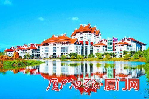 毕业舞台上的嘉式深情：院长站9小时为毕业生拨穗