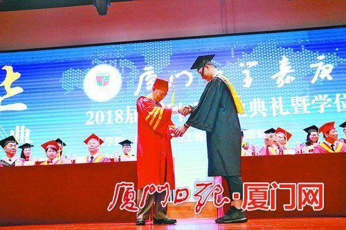 毕业舞台上的嘉式深情：院长站9小时为毕业生拨穗