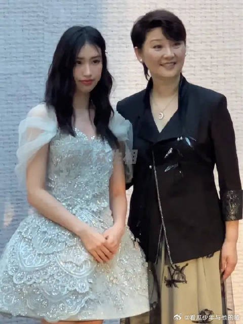 徐帆和女儿徐朵母女同框亮相,这状态气质如何