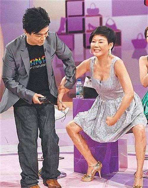 她曾拿25万包包当垃圾袋，当众扇女明星耳光，身价数十亿却仍单身