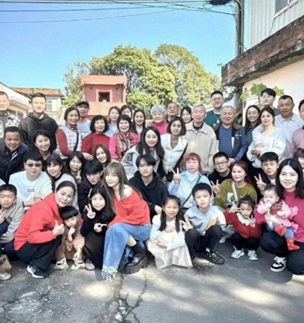 42岁王心凌全家福曝光！穿露脐毛衣时髦减龄，和小辈们同框似姐姐