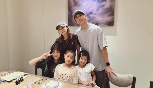 贾静雯一家五口逛街，三个女儿眼睛像妈妈，大女儿拖地裤引热议