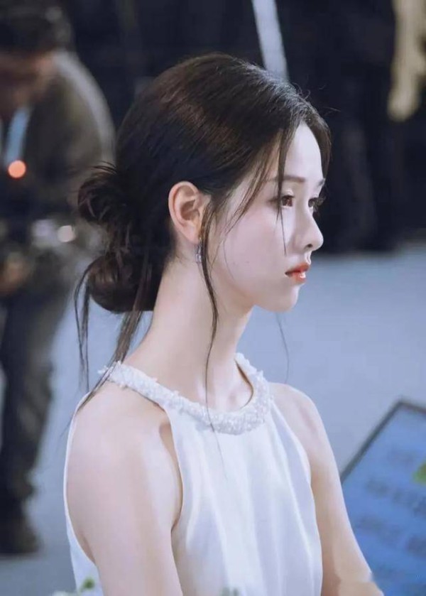 陈都灵“排骨胸+金刚肩”，时尚盛典引热议：健康美才是真时尚