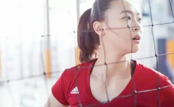 性感魅力！惠若琪湿身演绎“出水芙蓉”，秀健美身材