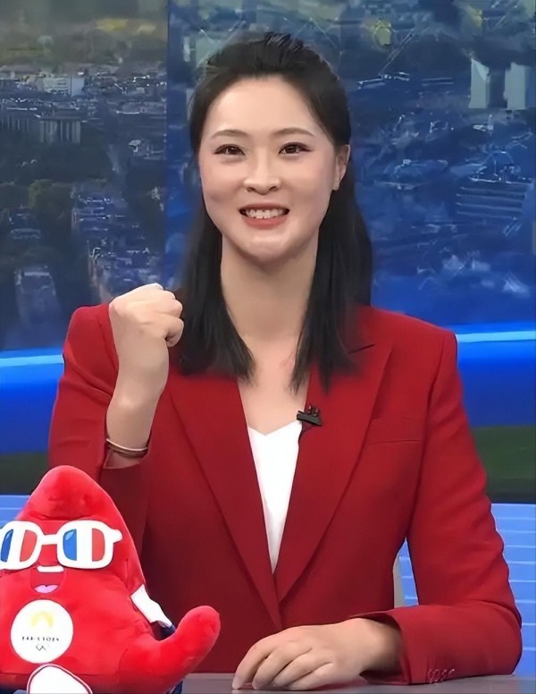 曾含泪退役，惠若琪一家七口全家福，妹妹最美，小夫妻白白静静
