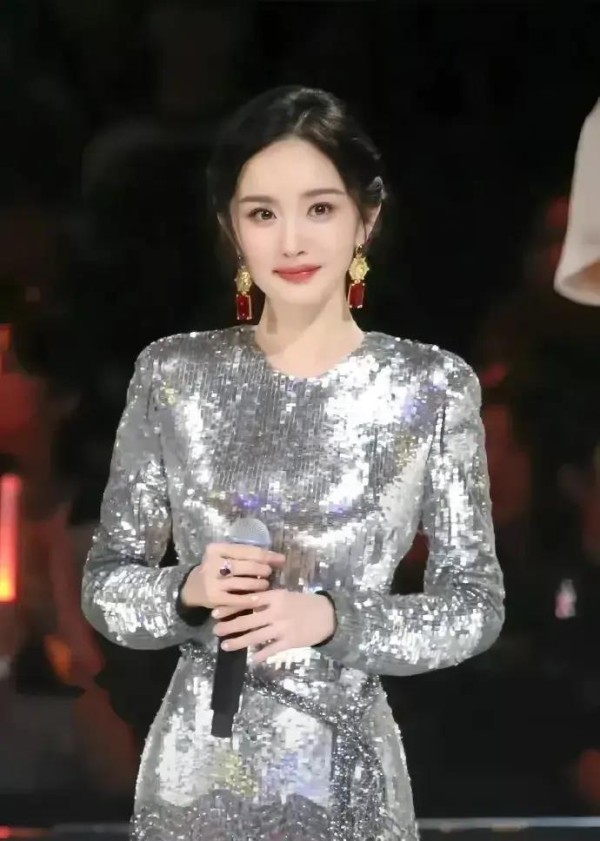 杨幂爸爸的文案，无论多大，你永远是父母呵护的小丫头