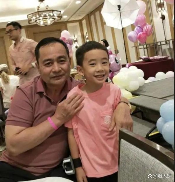 女儿离婚5年后，杨幂爸爸晒照罕见提到外孙女小糯米，称呼她丫头