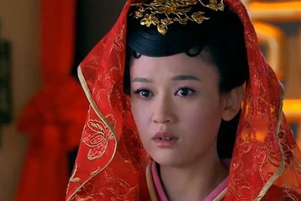 曾宝仪和陈乔恩长的像 瞧过吗?两人圆脸的时候酷似姐妹