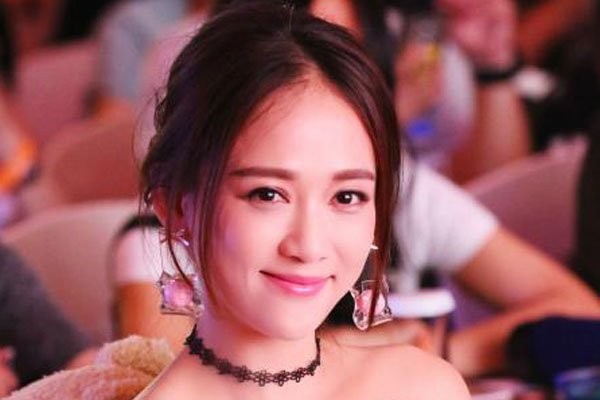 曾宝仪和陈乔恩长的像 瞧过吗?两人圆脸的时候酷似姐妹