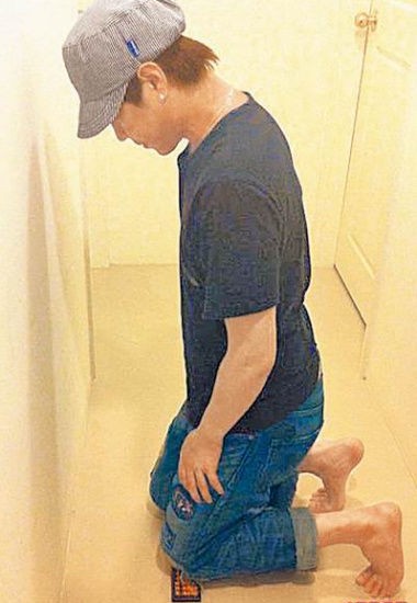 李易新婚背妻夜店搂辣妹自请处分跪算盘(图)
