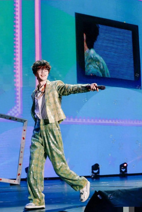 许嵩厦门演唱会暖心举动 39岁音乐人的真诚与坚持