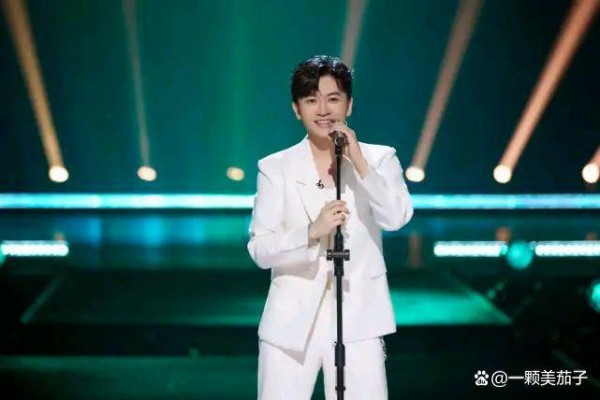 49岁比19岁还帅，曾想“混吃等死”的他，活成了演艺界的神话