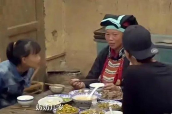 陈小春叫了半天奶奶，后来发现两个人竟然同岁，场面十分尴尬