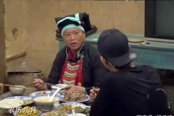 陈小春叫了半天奶奶，后来发现两个人竟然同岁，场面十分尴尬