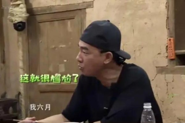 陈小春叫了半天奶奶，后来发现两个人竟然同岁，场面十分尴尬