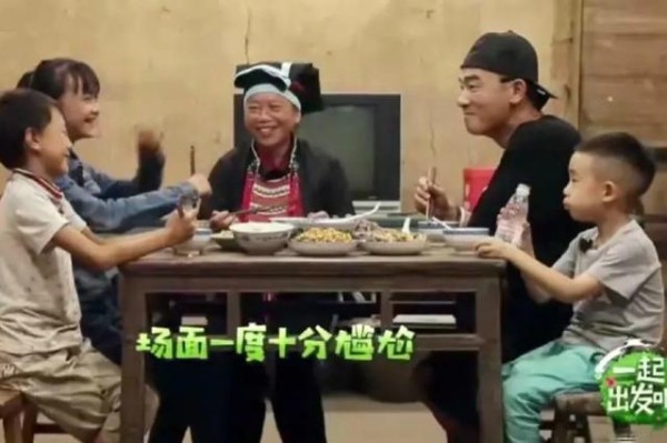 陈小春叫了半天奶奶，后来发现两个人竟然同岁，场面十分尴尬