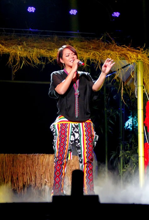 张惠春身穿二姐缝制的民族服装表演