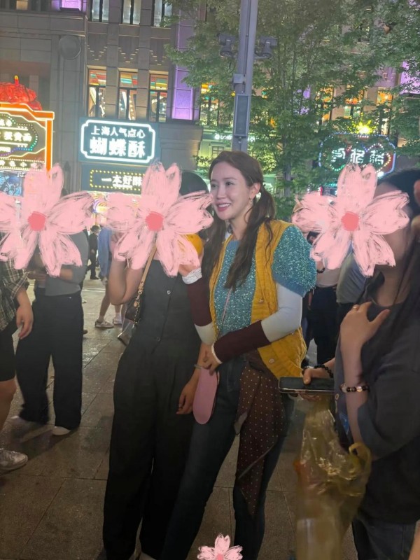 41岁李多海在上海街头被偶遇！脸部硅胶感很重，穿搭被嘲像村姑