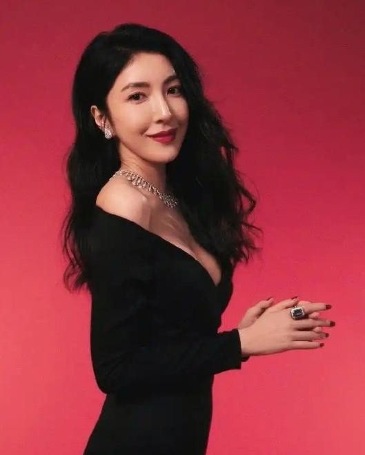 杨谨华经纪人丨用演技诠释女性力量