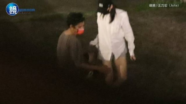 《村里来了个暴走女外科》男主朱轩洋被拍到与吴卓源在公共场合叠坐接吻…