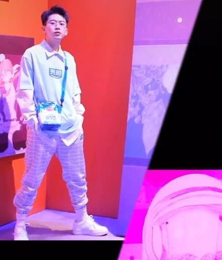 “奶潮少年”费启鸣帅气亮相，包包成焦点，网友：能让我喝一口？