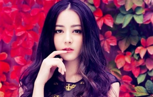网红极似热巴，被骂整容脸，随后晒出6张照片，网友：逆天化妆术