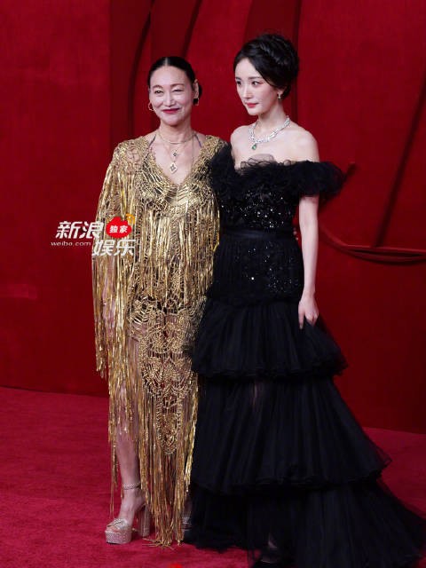 杨幂赞惠英红双丸子头可爱，红毯反问庞博时尚话题