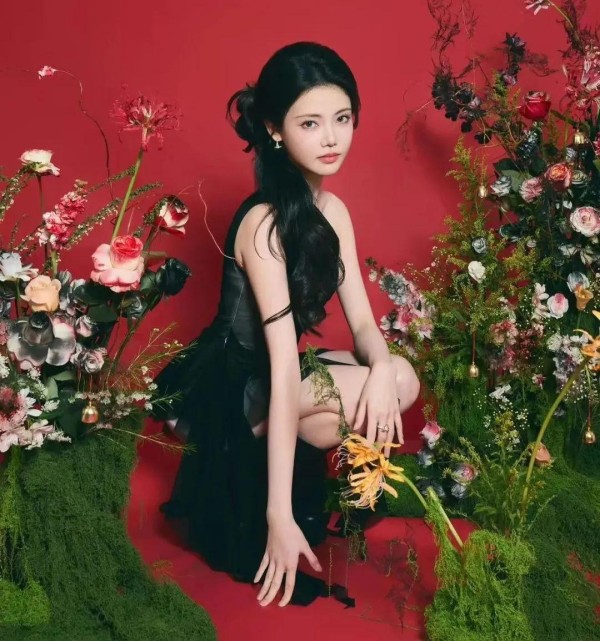 00花孙珍妮“小狐狸”形象华丽回归，新中式写真风情万种魅惑勾人